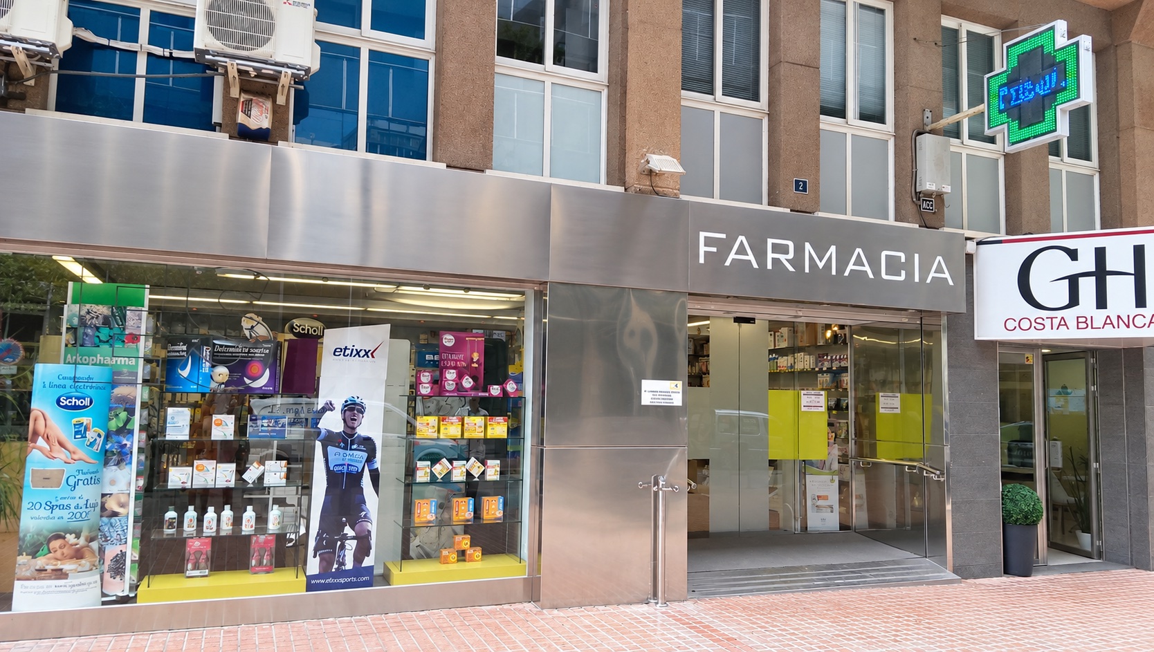 Fachada y entrada de Farmacia Casado Buigues en Calpe